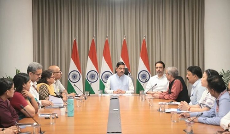 धर्मेंद्र प्रधान के इस्तीफे के बाद प्रह्लाद जोशी ने संभाला शिक्षा मंत्रालय