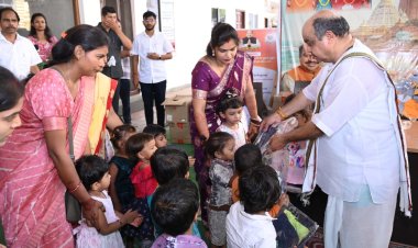 पुरन्दर मिश्रा की सेवा पहल, प्रधानमंत्री मोदी के जन्मदिवस पर आंगनबाड़ी बच्चों को वस्त्र वितरण