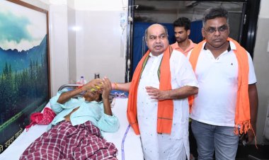 मेकाहारा में पुरन्दर मिश्रा ने मरीजों से की आत्मीय मुलाकात, फल वितरित कर मनाया पीएम मोदी का जन्मदिवस