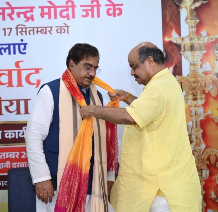 भाजपा वरिष्ठ नेता अशोक बजाज से आत्मीय भेंट कर विधायक पुरन्दर मिश्रा ने दी जन्मदिन की शुभकामनाएं
