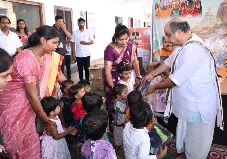 पुरन्दर मिश्रा की सेवा पहल, प्रधानमंत्री मोदी के जन्मदिवस पर आंगनबाड़ी बच्चों को वस्त्र वितरण