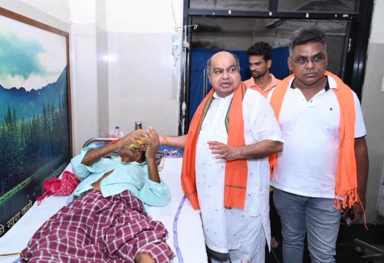 मेकाहारा में पुरन्दर मिश्रा ने मरीजों से की आत्मीय मुलाकात, फल वितरित कर मनाया पीएम मोदी का जन्मदिवस
